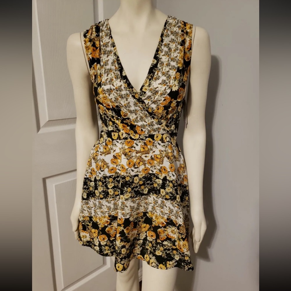 Xtraordinary Sleeveless Pockets Yellow Floral Wrap Zip V-neck Short Dress Small